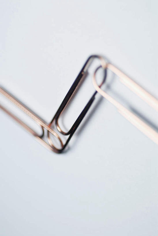 无人,竖图,俯视,室内,特写,白天,白色背景,桌子,静物,金属制品,连接,阴影,朦胧,模糊,反射,金属,影子,办公用品,回形针,三个,学习用品,摄影,影棚,文具用品,曲别针,贯穿,连结,衔接,串连,彩图,高角度拍摄,影棚拍摄,拍摄