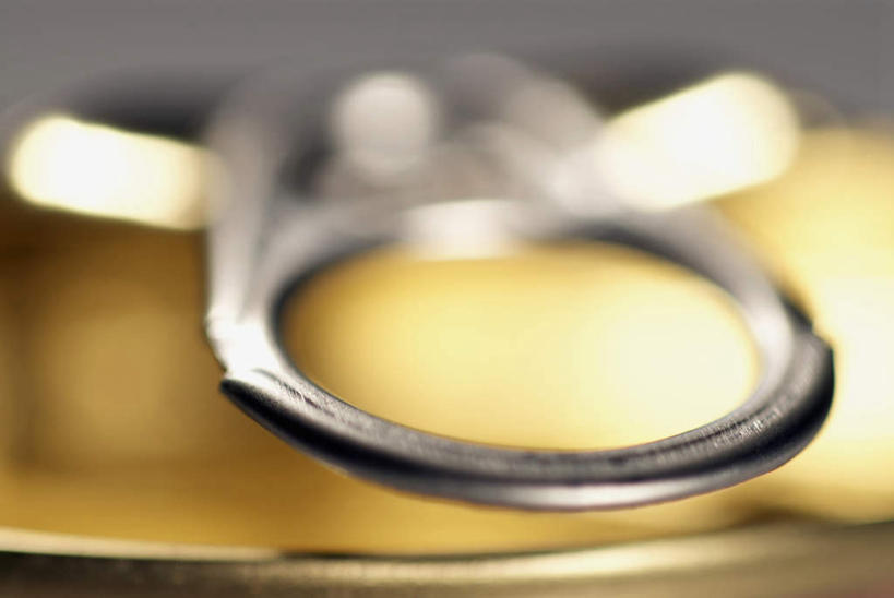 无人,横图,俯视,室内,特写,白天,餐桌,桌子,静物,金属制品,阴影,朦胧,模糊,反射,金属,包装,罐子,影子,饮料,容器,摄影,影棚,餐台,易拉罐,拉环,彩图,高角度拍摄,影棚拍摄,拍摄