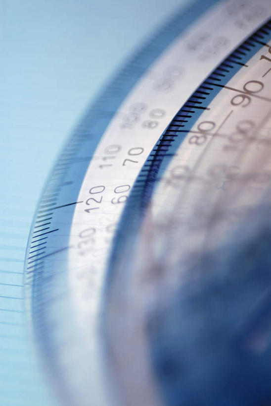 无人,竖图,俯视,室内,特写,白天,静物,一把,蓝色背景,朦胧,模糊,测量,标志,数字,文字,字符,刻度,标识,尺,塑料制品,角度,摄影,阿拉伯数字,影棚,测量工具,量角器,尺子,衡量,绘图,比例,测绘,量具,量仪,标度,量角尺,彩图,高角度拍摄,影棚拍摄,拍摄