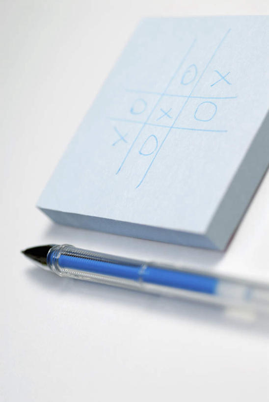 无人,竖图,俯视,室内,特写,白天,白色背景,游戏,桌子,静物,阴影,反射,笔,影子,办公桌,办公用品,记事本,玩,娱乐,水笔,文具,一只,本子,笔记本,学习用品,休闲,摄影,影棚,活动,文具用品,发泄,消遣,智力,宣泄,玩耍,嬉戏,彩图,高角度拍摄,影棚拍摄,拍摄,井字游戏,连珠游戏