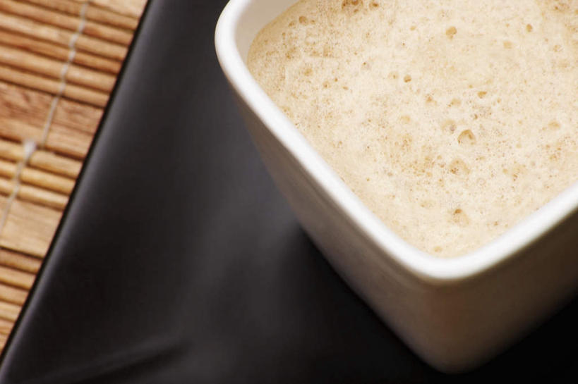 无人,横图,俯视,室内,特写,白天,餐桌,桌子,杯子,餐具,阴影,朦胧,模糊,反射,碟子,盘,影子,陶瓷,陶瓷制品,一杯,两个,盘子,马克杯,水杯,碟,热巧克力,摄影,影棚,餐台,热可可,美禄,热朱古力,彩图,高角度拍摄,影棚拍摄,拍摄