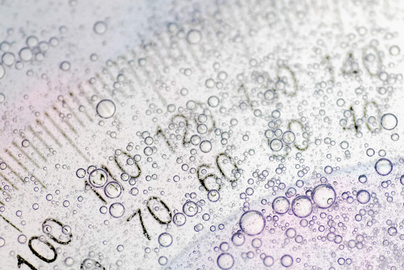 无人,横图,俯视,室内,特写,白天,水,一把,朦胧,模糊,测量,标志,数字,文字,液体,字符,刻度,气泡,水滴,标识,泡泡,尺,塑料制品,角度,摄影,阿拉伯数字,影棚,测量工具,量角器,尺子,衡量,绘图,比例,测绘,量具,量仪,标度,量角尺,彩图,高角度拍摄,影棚拍摄,拍摄