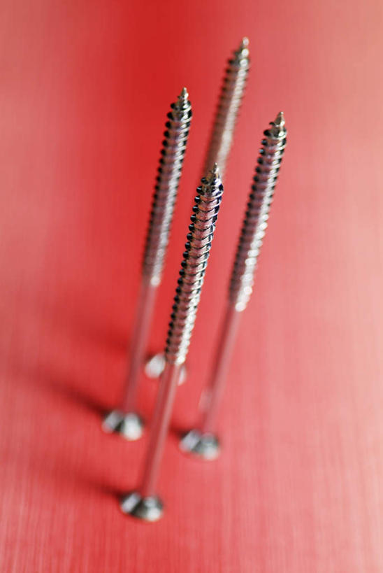 无人,竖图,俯视,室内,特写,白天,静物,金属制品,连接,阴影,红色背景,组合,朦胧,模糊,反射,金属,工具,影子,四个,摄影,影棚,链接,五金,紧固,拼接,拼凑,螺钉,拼合,凑集,聚合,撮合,链结,牢固,彩图,高角度拍摄,影棚拍摄,拍摄