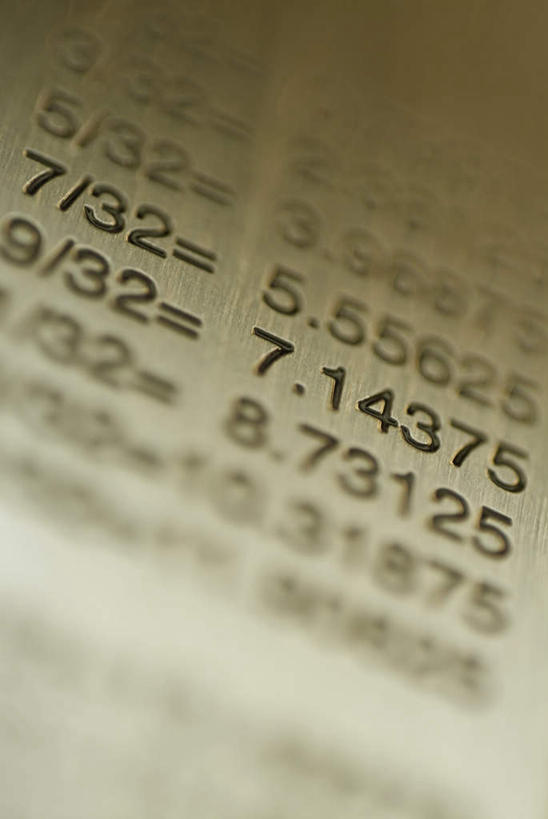 无人,竖图,俯视,室内,特写,白天,静物,一把,不锈钢,朦胧,模糊,测量,标志,不锈钢制品,数字,文字,字符,刻度,标识,尺,直尺,阿拉伯数字,钢尺,测量工具,尺子,衡量,绘图,比例,测绘,量具,量仪,标度,彩图,高角度拍摄