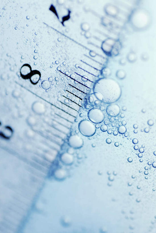 无人,竖图,俯视,室内,特写,白天,水,一把,朦胧,模糊,测量,标志,数字,文字,液体,字符,刻度,气泡,水滴,标识,泡泡,尺,塑料制品,直尺,阿拉伯数字,测量工具,尺子,衡量,绘图,比例,测绘,量具,量仪,塑料尺,标度,彩图,高角度拍摄