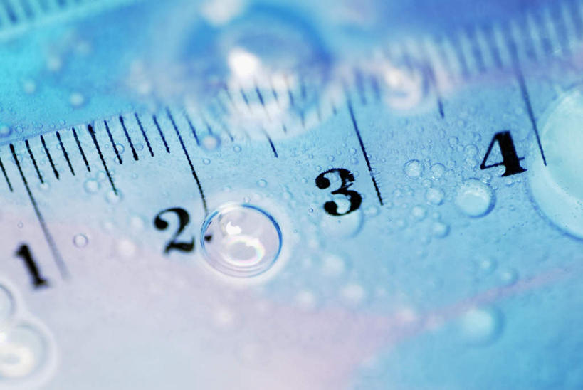 无人,横图,俯视,室内,特写,白天,水,一把,朦胧,模糊,测量,标志,数字,文字,液体,字符,刻度,气泡,水滴,标识,泡泡,尺,塑料制品,直尺,阿拉伯数字,测量工具,尺子,衡量,绘图,比例,测绘,量具,量仪,塑料尺,标度,彩图,高角度拍摄