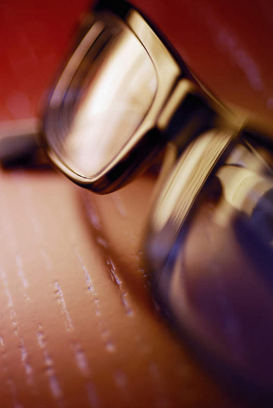 无人,竖图,俯视,室内,特写,白天,桌面,桌子,静物,一副,阴影,朦胧,模糊,反射,木制,墨镜,眼镜,影子,木制品,太阳镜,太阳眼镜,遮阳镜,摄影,影棚,彩图,高角度拍摄,影棚拍摄,拍摄