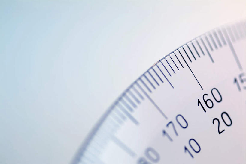 无人,横图,俯视,室内,特写,白天,静物,一把,朦胧,模糊,测量,标志,数字,文字,字符,刻度,标识,尺,塑料制品,角度,摄影,阿拉伯数字,影棚,测量工具,量角器,尺子,衡量,绘图,比例,测绘,量具,量仪,标度,量角尺,彩图,高角度拍摄,影棚拍摄,拍摄