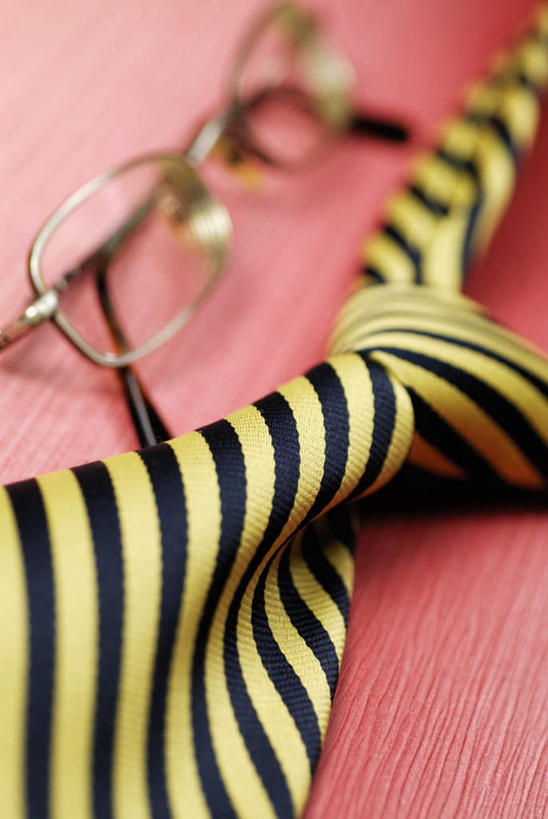 无人,竖图,俯视,室内,特写,白天,静物,一副,一根,阴影,条纹,朦胧,模糊,反射,眼镜,影子,领带,黄色,黑色,象征,庄重,身份,近视眼镜,正式,地位,彩图,高角度拍摄