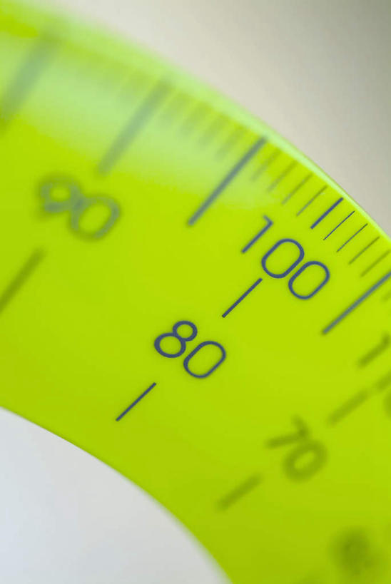 无人,竖图,俯视,室内,特写,白天,白色背景,静物,一把,朦胧,模糊,测量,标志,数字,文字,字符,刻度,标识,绿色,尺,塑料制品,角度,摄影,阿拉伯数字,影棚,测量工具,量角器,尺子,衡量,绘图,比例,测绘,量具,量仪,标度,量角尺,彩图,高角度拍摄,影棚拍摄,拍摄