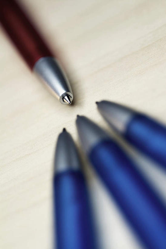 无人,竖图,俯视,室内,特写,白天,桌子,静物,一排,阴影,朦胧,模糊,整齐,反射,笔,影子,办公用品,圆珠笔,书桌,文具,排列,红色,蓝色,课桌,学习用品,四支,摄影,影棚,文具用品,队列,彩图,高角度拍摄,影棚拍摄,拍摄