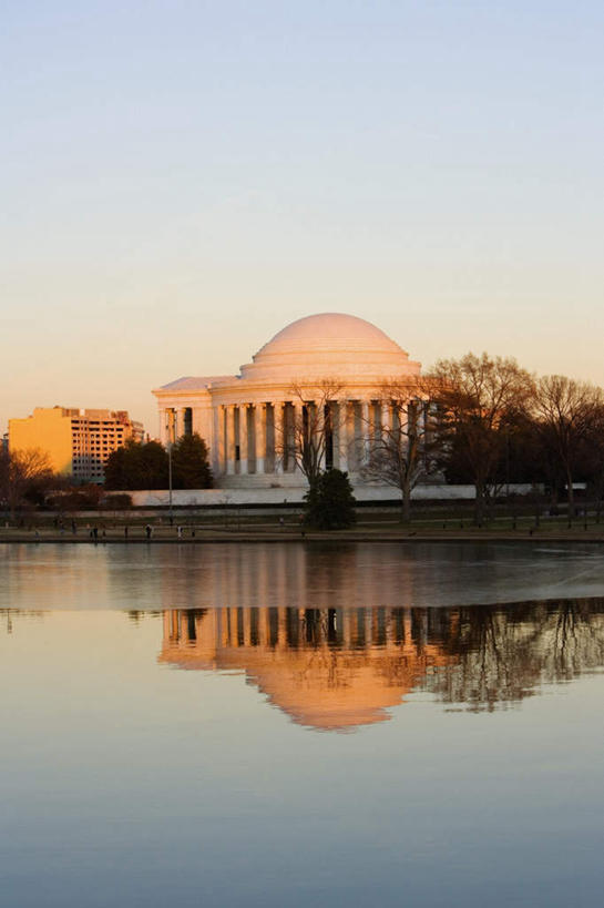 无人,竖图,室外,白天,正面,旅游,度假,湖,湖泊,水,植物,标志建筑,地标,建筑,美国,阴影,波纹,光线,影子,湖面,水流,水面,纪念馆,涟漪,首都,娱乐,建设,树,树木,蓝色,绿色,倒影,蓝天,水纹,天空,阳光,自然,波浪,湖水,天,享受,休闲,旅游胜地,放松,生长,晴朗,成长,倒映,北美,北美洲,美洲,华盛顿特区,万里无云,杰弗逊纪念堂,杰佛逊纪念堂,华盛顿哥伦比亚特区,华府,杰斐逊纪念堂,水晕,北亚美利加洲,亚美利加洲,反照,晴空,晴空万里,彩图