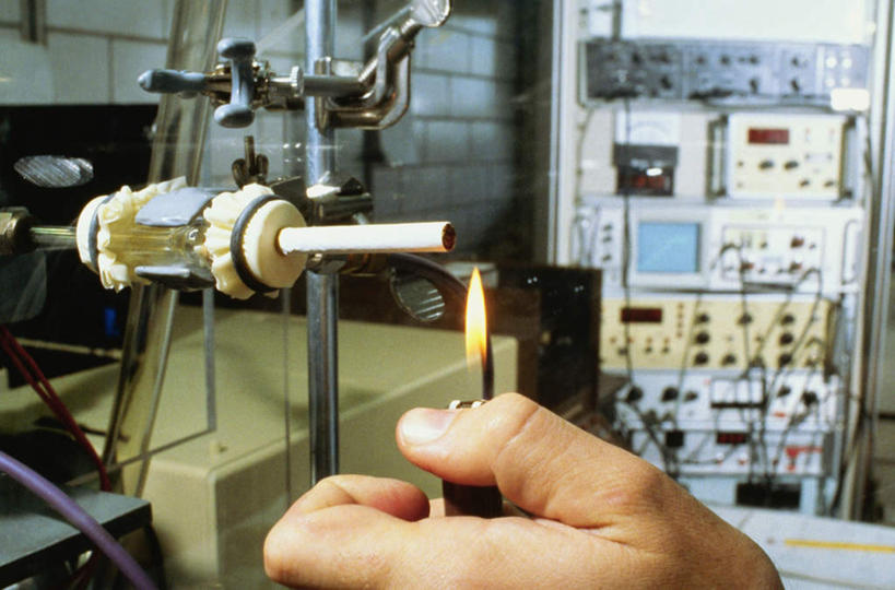 西方人,手,一个人,工厂,横图,室内,特写,白天,正面,热情,香烟,火,欧洲,欧洲人,仅一个男性,仅一个人,仅一个中年男性,握,朦胧,模糊,火焰,燃烧,拿,拿着,手部,打火机,烟,握着,单手,取火装置,小型取火装置,男人,男性,中年男性,白种人,卷烟,烟草,纸烟,半身,彩图,工地,制造厂