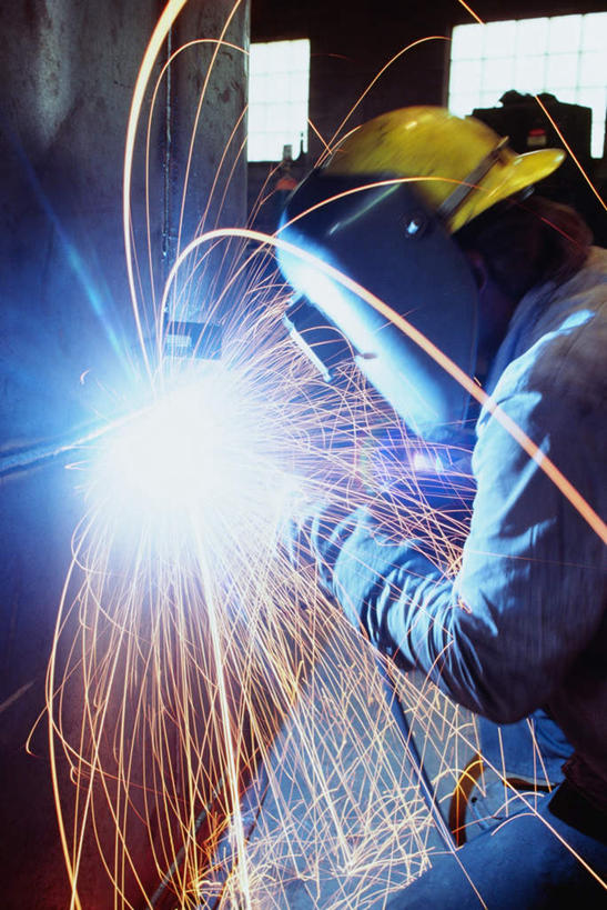 西方人,一个人,工厂,竖图,室内,白天,侧面,工作服,制服,热情,安全,火,帽子,欧洲,欧洲人,仅一个男性,仅一个人,仅一个中年男性,握,服装,朦胧,模糊,火花,火焰,头盔,防护,燃烧,拿,拿着,注视,衣服,安全帽,容器,观察,看,油罐,储油罐,握着,服饰,观看,储藏,保护,察看,衣着,储存,穿着,关注,面罩,保险,保全,周全,安稳,安定,工作制服,衣饰,存油罐,贮油罐,平安,男人,男性,中年男性,白种人,半身,彩图,工作套服,工地,制造厂,电焊面罩,贮存