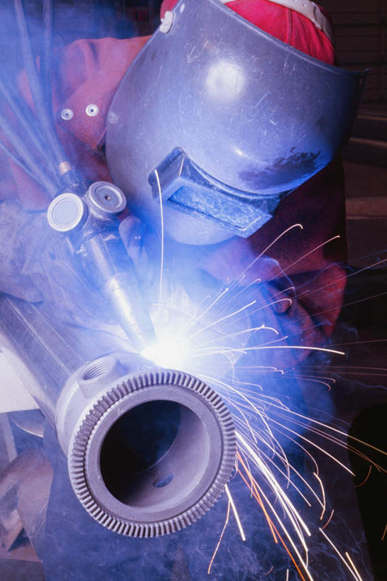 西方人,一个人,工厂,竖图,室内,白天,正面,工作服,制服,热情,安全,火,帽子,欧洲,欧洲人,仅一个男性,仅一个人,仅一个中年男性,连接,握,组合,服装,朦胧,模糊,火花,火焰,头盔,防护,燃烧,拿,拿着,注视,衣服,安全帽,观察,看,握着,服饰,观看,保护,电焊,焊接,察看,紧固,衣着,穿着,关注,面罩,拼接,拼凑,保险,焊枪,拼合,凑集,聚合,撮合,保全,周全,安稳,安定,牢固,电弧焊,工作制服,衣饰,平安,男人,男性,中年男性,白种人,半身,彩图,工作套服,工地,制造厂,电焊面罩