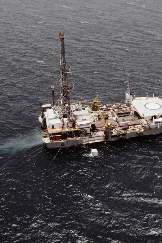 无人,竖图,俯视,航拍,室外,白天,旅游,度假,石油,机器,海浪,海洋,美景,阴影,光线,影子,景观,浪花,娱乐,阳光,自然,海水,享受,休闲,机械,景色,放松,挖掘,鸟瞰,自然风光,开采,海景,开掘,发掘,大海,风浪,海,海水的波动,近岸浪,涌浪,彩图,高角度拍摄