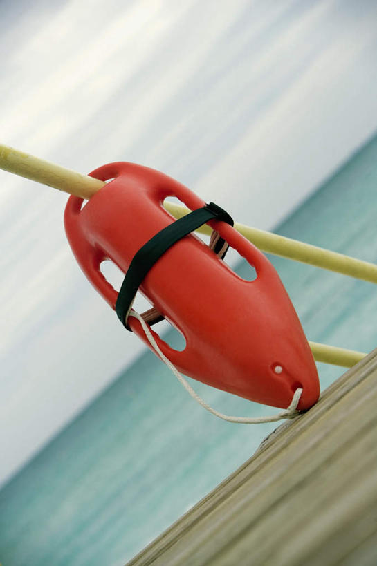 无人,竖图,室外,白天,正面,旅游,度假,海浪,海洋,美景,沙滩,救生衣,木板,沙子,海岸,景观,浪花,桥,木桥,沙地,娱乐,栈桥,自然,海水,享受,休闲,景色,放松,人行桥,木板桥,自然风光,海景,浮水衣,大海,风浪,海,海水的波动,海滩,近岸浪,涌浪,彩图