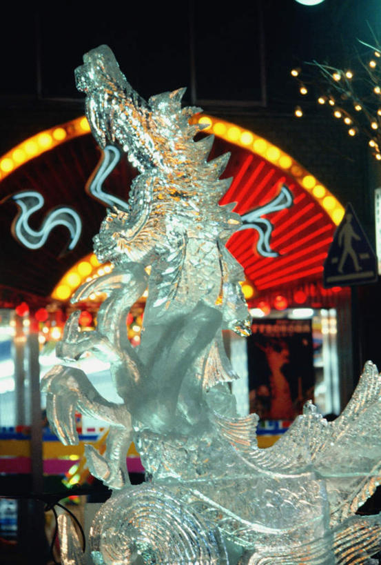 无人,竖图,彩色,室外,夜晚,仰视,度假,成功,美景,城市风光,城市,霓虹灯,雕塑,北海道,日本,亚洲,阴影,艺术,装饰,光线,龙,雕刻,雕像,影子,景观,灯光,七彩,娱乐,光源,霓虹,灯,工艺品,享受,休闲,景色,放松,纪念,美术,照明设备,高贵,冰雕,主题,图腾,传说,陈列,东亚,札幌,日本国,北海道地方,北海道岛,功能,美学,氖灯,祥瑞,县厅,灵兽,权势,尊荣,幸运,彩图,低角度拍摄,札幌市