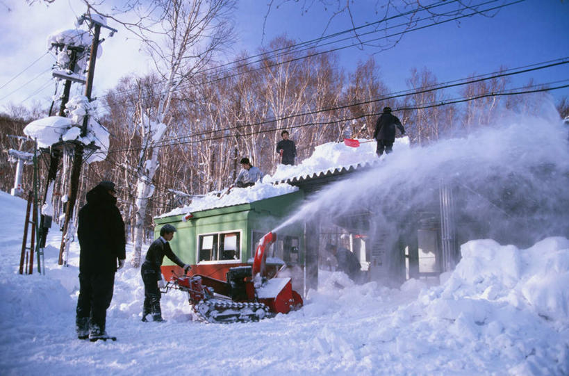 东方人,站,横图,室外,白天,正面,旅游,度假,机器,美景,雪,大雪,北海道,日本,亚洲,五个人,握,阴影,服装,电力,光线,钢材,电缆,电线,影子,支架,积雪,景观,雪景,云,云朵,冬季,冬天,许多人,拿,云彩,拿着,黄种人,娱乐,设备,电塔,衣服,蓝色,白云,蓝天,天空,阳光,自然,天,站着,一群人,享受,休闲,机械,景色,放松,寒冷,握着,服饰,能源,晴朗,支撑,资源,衣着,穿着,自然风光,供电设备,东亚,高压电塔,高压输电线,札幌,日本国,北海道地方,北海道岛,严寒,高压电线塔,高压塔,县厅,衣饰,男人,男性,中年男性,亚洲人,晴空,站立,彩图,全身,扫雪机,除雪设备,除雪机,札幌市