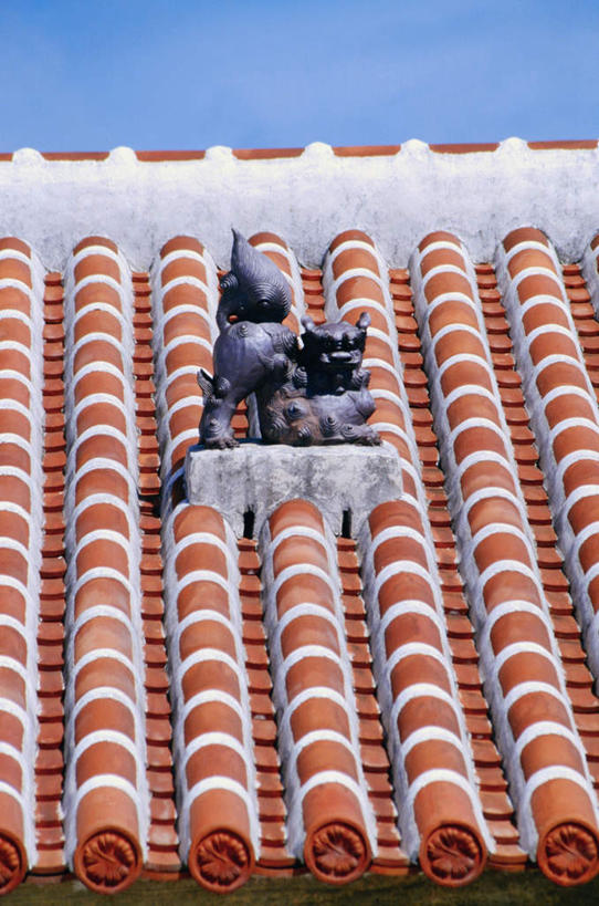 无人,竖图,室外,白天,仰视,度假,美景,城市风光,城市,建筑,雕塑,日本,亚洲,阴影,艺术,装饰,光线,雕刻,雕像,瓦片,影子,屋顶,景观,顶棚,瓦,娱乐,冲绳,蓝色,蓝天,天空,阳光,工艺品,天,享受,休闲,景色,放松,建造,晴朗,纪念,美术,冲绳县,主题,陈列,东亚,屋瓦,万里无云,琉球群岛,竹富岛,日本国,九州地方,功能,美学,八重山群岛,晴空,晴空万里,彩图,低角度拍摄,竹富町