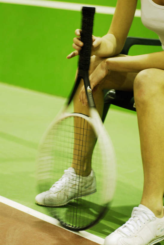 西方人,手,腿部,腿,一个人,坐,竖图,室外,白天,正面,运动服,运动鞋,鞋子,欧洲,欧洲人,双手,仅一个年轻女性,仅一个女性,仅一个人,握,阴影,服装,朦胧,模糊,光线,网球拍,影子,球场,网球场,球拍,网球装备,拿,拿着,运动器械,场地,衣服,阳光,手部,健身器械,握着,服饰,休闲鞋,衣着,穿着,健身器材,衣饰,年轻女性,女人,女性,白种人,坐着,半身,彩图,网球场地,草地球场,运动器材,运动装