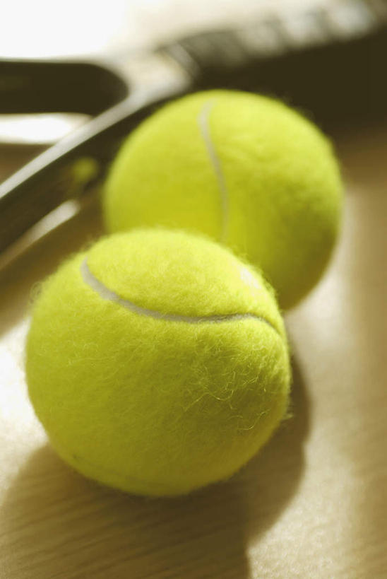 无人,竖图,俯视,室内,特写,白天,网球,静物,阴影,朦胧,模糊,反射,网球拍,影子,球拍,网球装备,运动器械,三个,黄色,健身器械,健身器材,网球运动,彩图,高角度拍摄,运动器材