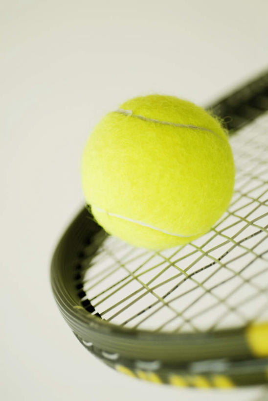 无人,竖图,俯视,室内,特写,白天,白色背景,网球,静物,网球拍,球拍,网球装备,运动器械,两个,黄色,健身器械,摄影,影棚,健身器材,网球运动,彩图,高角度拍摄,影棚拍摄,拍摄,运动器材