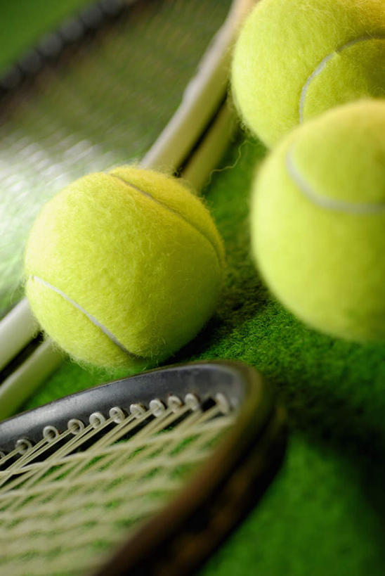 无人,竖图,俯视,室外,特写,白天,网球,五个,许多,阴影,朦胧,模糊,反射,网球拍,影子,球场,网球场,球拍,网球装备,运动器械,场地,黄色,健身器械,健身器材,网球运动,彩图,高角度拍摄,网球场地,草地球场,运动器材