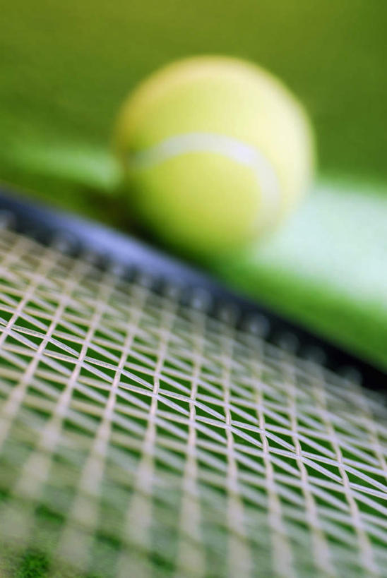 无人,竖图,俯视,室外,特写,白天,网球,阴影,朦胧,模糊,反射,网球拍,影子,球场,网球场,球拍,网球装备,运动器械,场地,两个,黄色,健身器械,健身器材,网球运动,彩图,高角度拍摄,网球场地,草地球场,运动器材