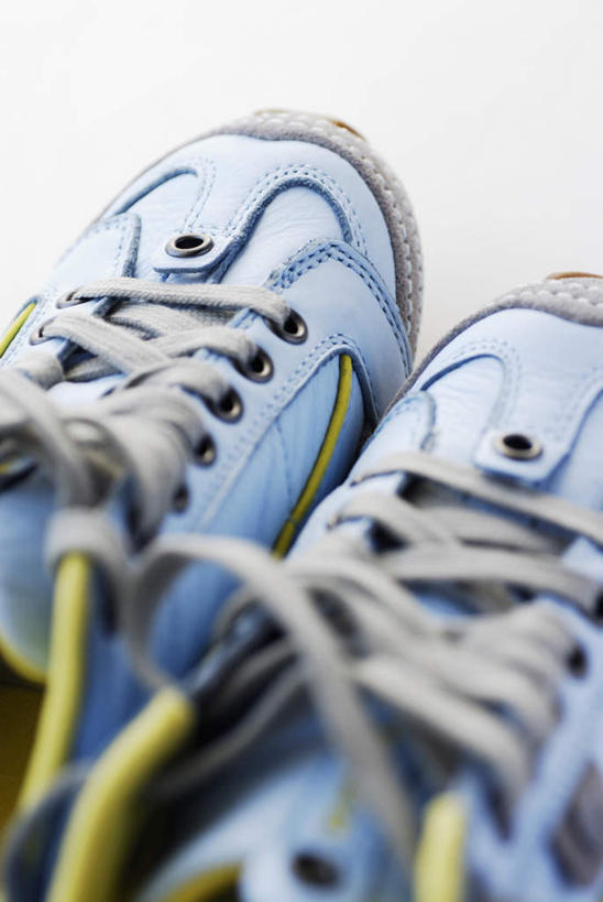 无人,竖图,俯视,室内,特写,白天,白色背景,运动鞋,静物,鞋子,一双,蓝色,摄影,影棚,休闲鞋,彩图,高角度拍摄,影棚拍摄,拍摄