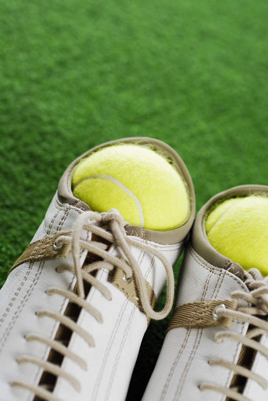 无人,竖图,俯视,室外,特写,白天,运动鞋,网球,鞋子,一双,球场,网球场,网球装备,运动器械,场地,两个,黄色,白色,健身器械,休闲鞋,健身器材,网球运动,彩图,高角度拍摄,网球场地,草地球场,运动器材