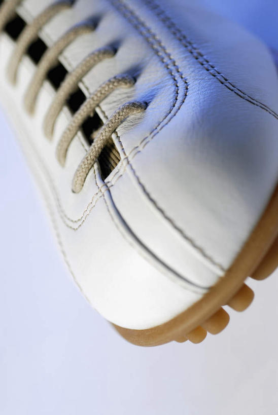 无人,竖图,俯视,室内,特写,白天,白色背景,运动鞋,静物,鞋子,一只,白色,摄影,影棚,休闲鞋,彩图,高角度拍摄,影棚拍摄,拍摄