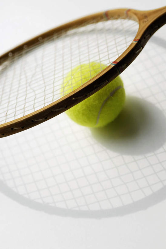 无人,竖图,俯视,室外,特写,白天,白色背景,网球,静物,阴影,反射,网球拍,影子,球拍,网球装备,运动器械,两个,绿色,健身器械,摄影,影棚,健身器材,网球运动,彩图,高角度拍摄,影棚拍摄,拍摄,运动器材