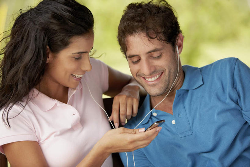 西方人,两个人,坐,笑,微笑,露齿笑,横图,室外,白天,正面,爱情,陶醉,快乐,满意,幸福,植物,欧洲,欧洲人,握,服装,朦胧,模糊,鱼卵,音响,浪漫,音乐,拿,听,鱼籽,音乐播放器,拿着,注视,休闲装,娱乐,树,树木,衣服,绿色,自然,耳机,随身听,观察,看,享受,休闲,温暖,温馨,休闲服,恩爱,放松,握着,恋人,服饰,生长,成长,观看,和睦,察看,舒适,享乐,关注,MP3播放器,乌鱼子,男人,男性,年轻女性,女人,女性,中年男性,白种人,情侣,坐着,半身,彩图,伴侣,融洽,播放器,沉醉