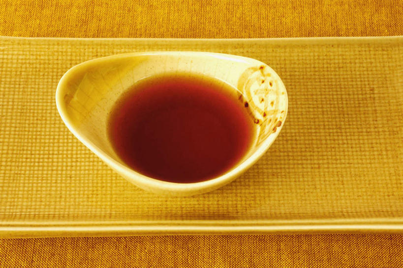 无人,横图,俯视,室内,特写,白天,桌面,桌子,餐具,阴影,反射,木制,碟子,盘,影子,陶瓷,调料,陶瓷制品,调味品,调味料,酱油,一个,盘子,木制品,容器,碟,碗,单个,储藏,储存,豉油,彩图,高角度拍摄,贮存