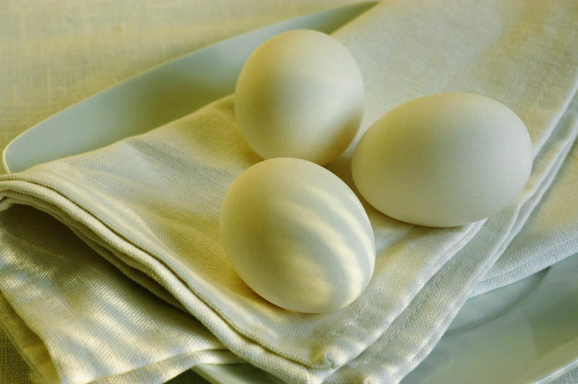 无人,横图,俯视,室内,特写,白天,桌面,桌子,餐具,阴影,反射,木制,碟子,盘,影子,蛋,鸡蛋,三个,白色,盘子,餐巾,木制品,碟,卵,保洁方巾,口布,彩图,高角度拍摄