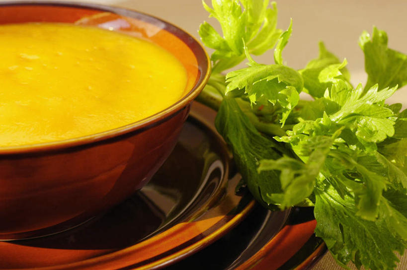 无人,横图,俯视,室内,特写,白天,烹饪,西餐,桌面,桌子,南瓜,芹菜,蔬菜,餐具,叶子,阴影,新鲜,反射,木制,碟子,盘,影子,陶瓷,金瓜,汤,料理,食品,绿叶,陶瓷制品,菜肴,美食,番瓜,食物,盘子,木制品,容器,碟,碗,嫩叶,西式,佳肴,有机食品,绿色食品,储藏,麦瓜,倭瓜,储存,蚕茧,家蚕茧,桑蚕茧,叶,叶片,药芹,水芹,旱芹,彩图,高角度拍摄,贮存