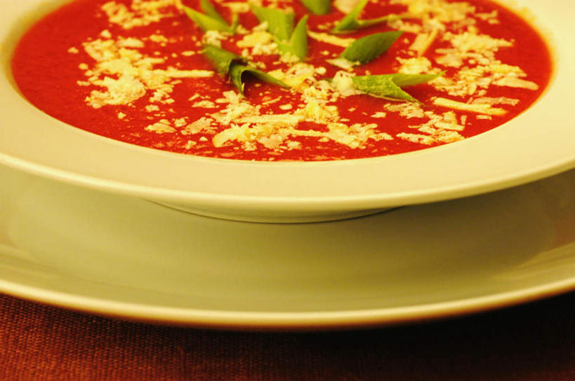 无人,横图,俯视,室内,特写,白天,烹饪,西餐,桌面,桌子,蔬菜,西红柿,餐具,叶子,阴影,新鲜,反射,木制,碟子,盘,影子,蛋,鸡蛋,汤,料理,食品,绿叶,菜肴,美食,食物,两个,盘子,木制品,碟,嫩叶,罗宋汤,西式,佳肴,有机食品,绿色食品,卵,羹汤,叶,叶片,番茄,彩图,高角度拍摄