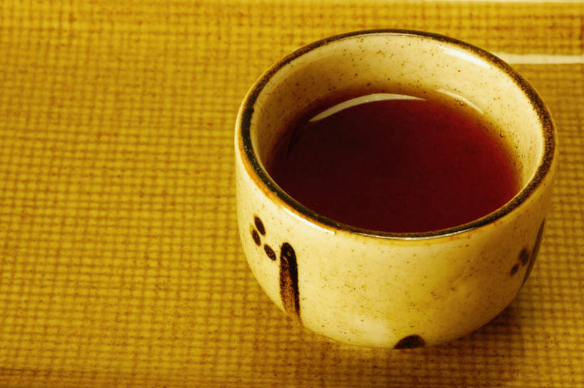 无人,横图,俯视,室内,特写,白天,桌面,桌子,阴影,反射,木制,影子,陶瓷,调料,陶瓷制品,调味品,调味料,酱油,一个,木制品,容器,碗,单个,储藏,储存,豉油,彩图,高角度拍摄,贮存