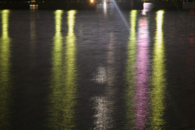 无人,横图,俯视,彩色,室外,夜晚,度假,河流,美景,水,城市风光,城市,霓虹灯,夜景,美国,阴影,光线,影子,河水,景观,水流,灯光,七彩,娱乐,光源,霓虹,灯,倒影,享受,休闲,景色,放松,倒映,北美,北美洲,照明设备,美洲,波士顿,马萨诸塞州,麻州,麻省,首府,马萨诸塞,麻塞诸塞,老殖民地,海湾之州,美国雅典,豆豆城,宇宙的中心,山上的城,超验城,氖灯,北亚美利加洲,亚美利加洲,反照,彩图,高角度拍摄