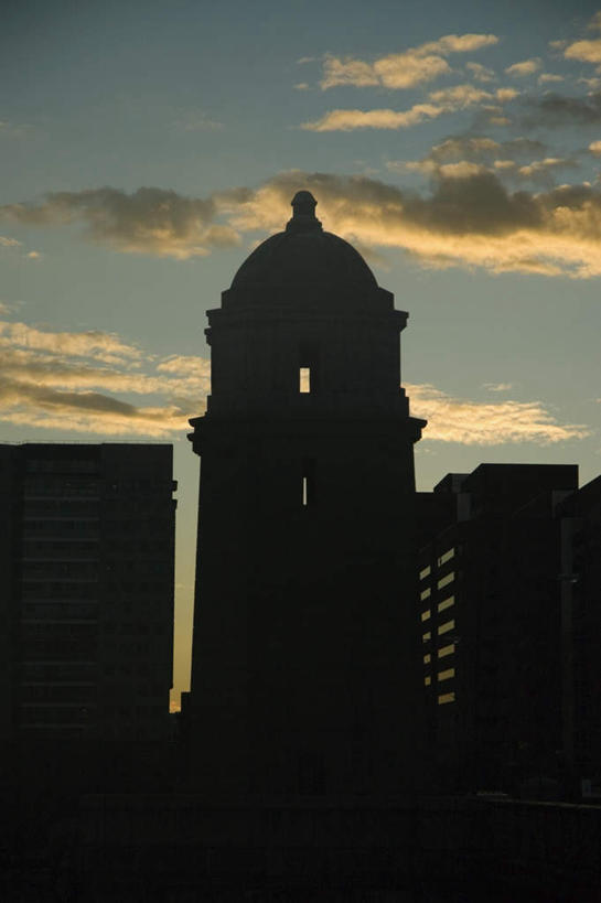 无人,高楼大厦,竖图,室外,白天,仰视,度假,办公楼,美景,日落,城市风光,城市,大厦,建筑,摩天大楼,写字楼,美国,阴影,光线,影子,景观,晚霞,霞光,落日,背光,娱乐,阳光,黄昏,楼宇,享受,休闲,商务楼,景色,彩霞,放松,北美,北美洲,美洲,逆光,波士顿,马萨诸塞州,麻州,麻省,首府,马萨诸塞,麻塞诸塞,老殖民地,海湾之州,美国雅典,豆豆城,宇宙的中心,山上的城,超验城,北亚美利加洲,亚美利加洲,夕照,夕阳,彩图,低角度拍摄,大楼,高层建筑,高楼,摩天楼,斜阳