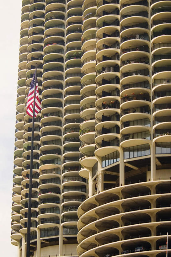 无人,高楼大厦,竖图,室外,白天,仰视,度假,办公楼,美景,城市风光,城市,大厦,建筑,摩天大楼,写字楼,旗帜,国旗,美国,景观,娱乐,星条旗,楼宇,享受,休闲,商务楼,景色,放松,美国国旗,北美,北美洲,美洲,伊利诺斯州,芝加哥,世界屠猪城,巨肩之城,劳动之城,伊利诺伊,伊利诺伊州,伊利诺州,芝加哥市,芝城,林肯之地,北亚美利加洲,亚美利加洲,旗,彩图,低角度拍摄,大楼,高层建筑,高楼,摩天楼,美利坚合众国国旗