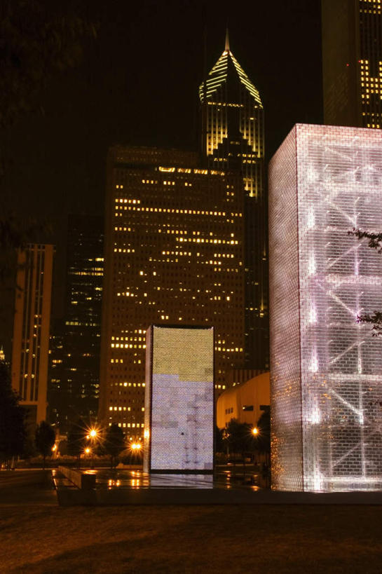 无人,高楼大厦,竖图,彩色,室外,夜晚,仰视,度假,办公楼,美景,城市风光,城市,大厦,建筑,摩天大楼,霓虹灯,写字楼,夜景,美国,阴影,光线,影子,景观,灯光,七彩,娱乐,光源,霓虹,灯,楼宇,享受,休闲,商务楼,景色,放松,北美,北美洲,照明设备,美洲,伊利诺斯州,芝加哥,世界屠猪城,巨肩之城,劳动之城,伊利诺伊,伊利诺伊州,伊利诺州,芝加哥市,芝城,林肯之地,氖灯,北亚美利加洲,亚美利加洲,彩图,低角度拍摄,大楼,高层建筑,高楼,摩天楼