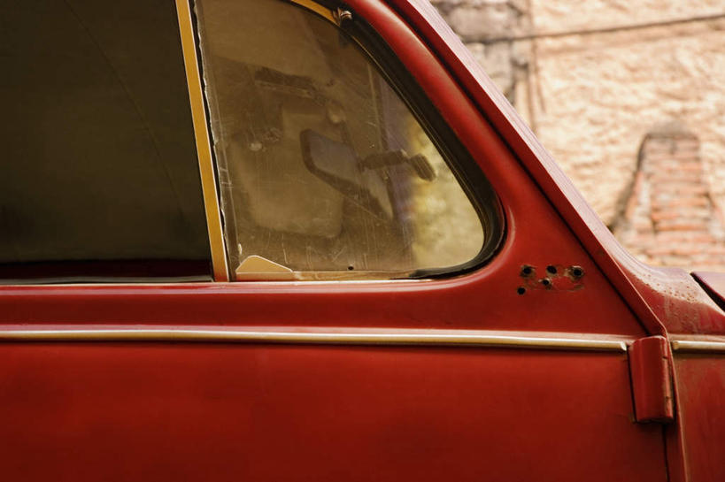 无人,横图,室外,特写,白天,正面,安全,石头,窗户,镜子,汽车,反射,石子,墙,玻璃窗,墙壁,墙面,车,红色,车窗,交通工具,轿车,后视镜,镜像,生命,镜面,载具,光学,侧视镜,石块,彩图