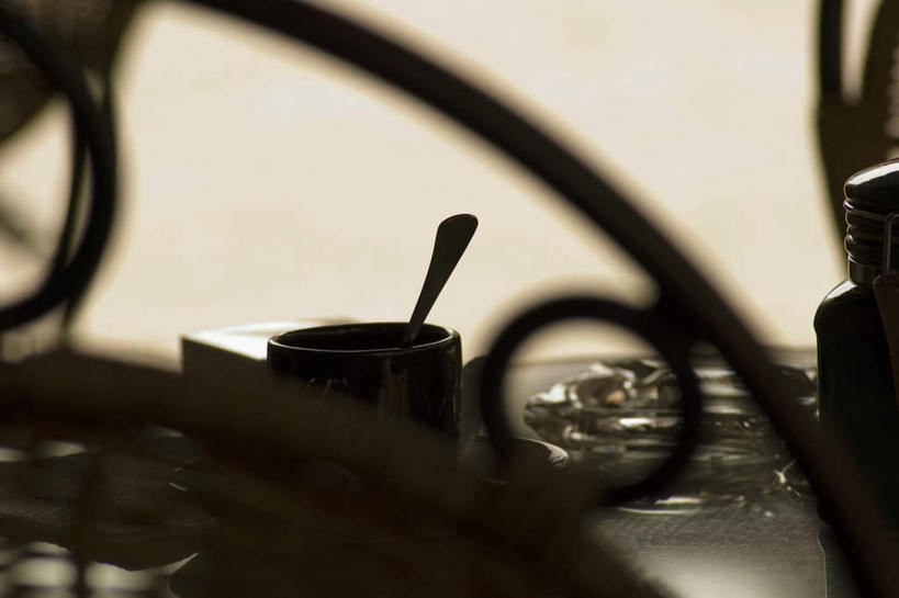 无人,横图,室内,特写,白天,正面,桌面,桌子,静物,玻璃,朦胧,模糊,木制,勺子,玻璃制品,木制品,调羹,汤匙,烟灰缸,烟碟,烟盅,彩图