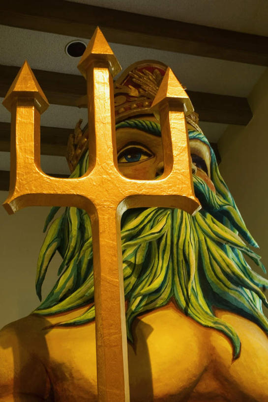 西方人,脸,头,脸颊,胡须,一个人,无人,站,竖图,室内,白天,仰视,度假,探险,神秘,宇宙,美景,城市风光,城市,雕塑,欧洲,美国,欧洲人,仅一个男性,仅一个人,仅一个中年男性,握,艺术,装饰,科学,太空,星球,雕刻,雕像,景观,拿,拿着,娱乐,自然,工艺品,站着,享受,休闲,行星,景色,放松,探索,握着,太阳系,星系,纪念,发现,美术,海王星,天体,北美,北美洲,主题,美洲,陈列,星体,天文学,新奥尔良,路易斯安那州,外太空,路易斯安那,鹈鹕之州,功能,美学,北亚美利加洲,亚美利加洲,纽奥良,纽奥良市,新奥尔良市,八大行星,男人,男性,中年男性,白种人,头部,胡子,络腮胡,脸部,脸蛋,面部,站立,半身,彩图,低角度拍摄