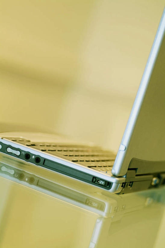 无人,竖图,室内,特写,白天,正面,电脑,笔记本电脑,静物,阴影,朦胧,模糊,反射,网络,影子,通讯设备,无线,通信设备,无线网络,无线上网,便携式电脑,手提电脑,彩图