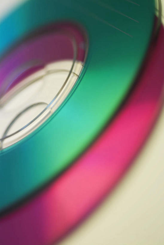 无人,竖图,俯视,室内,特写,白天,数据,静物,阴影,朦胧,模糊,反射,信息,光盘,影子,光碟,存储介质,两个,粉色,绿色,摄影,影棚,碟片,存储,CD光盘,CD唱片,CD光碟,彩图,高角度拍摄,影棚拍摄,拍摄