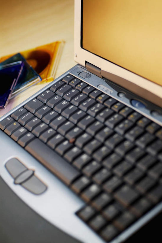 无人,竖图,室内,特写,白天,正面,电脑,笔记本电脑,数据,桌面,桌子,静物,阴影,朦胧,模糊,反射,网络,信息,木制,光盘,影子,塑料,光碟,存储介质,通讯设备,盒子,两个,木制品,容器,塑料制品,储藏,碟片,一台,存储,CD光盘,无线,储存,通信设备,无线网络,无线上网,便携式电脑,CD唱片,CD光碟,CD盒,光盘盒,手提电脑,彩图,单片光盘盒,透明光盘盒,贮存