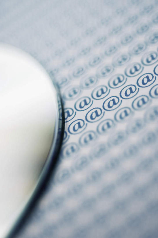 无人,竖图,俯视,室内,特写,白天,数据,静物,一排,许多,阴影,朦胧,模糊,整齐,并列,并排,反射,信息,符号,光盘,影子,光碟,很多,存储介质,排列,一个,单个,碟片,存储,CD光盘,队列,平行,CD唱片,CD光碟,彩图,高角度拍摄